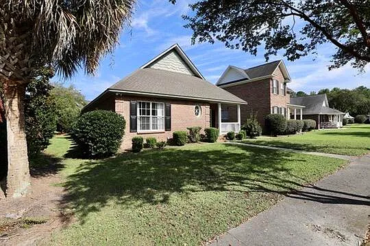 4 bed, 2.5 bath, 2460 sqft, $2,100 — Photo 2