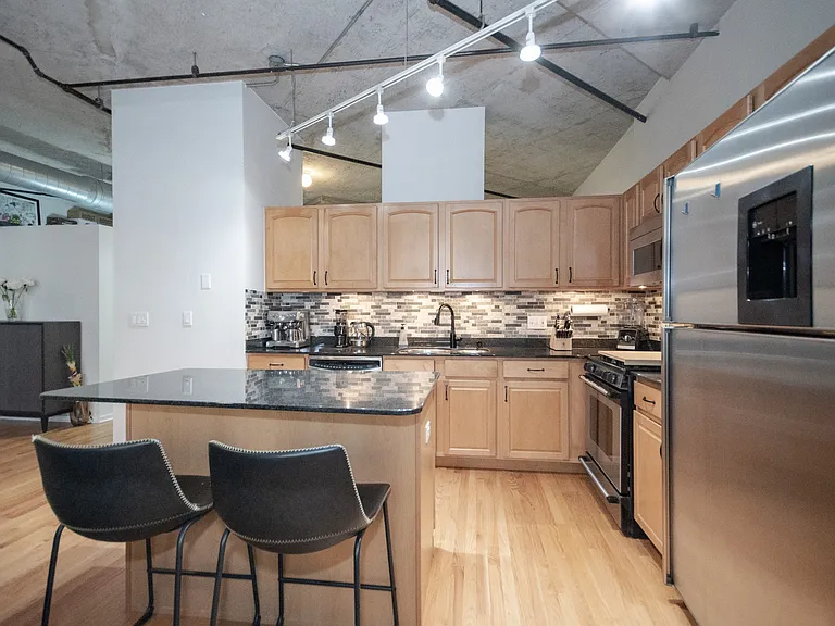 931 W Van Buren St #422 — Photo 1