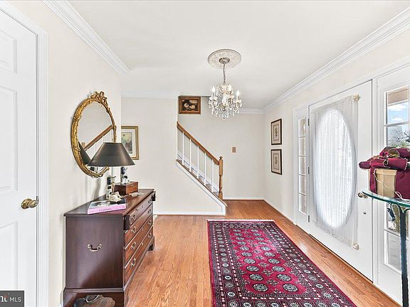 5th image of 203 Balmoral Cir