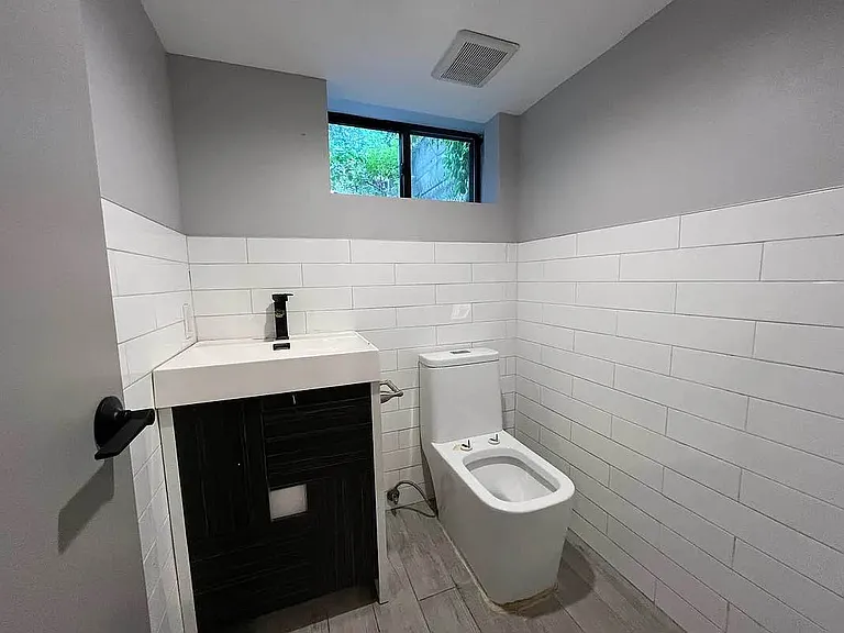 1715 Gates Ave #1R — Photo 12