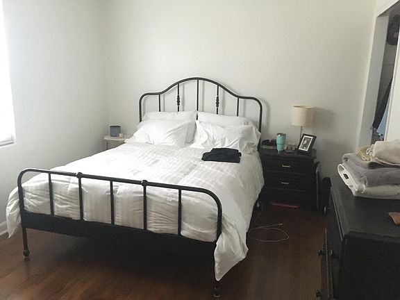 spacious bedroom with ceiling fan/closet