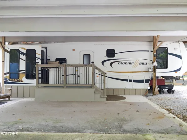 8184 Wildwood Dr, Crossville, TN 38571