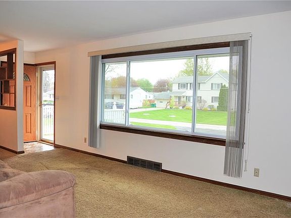 3rd image of 6238 Meadowbrook Dr