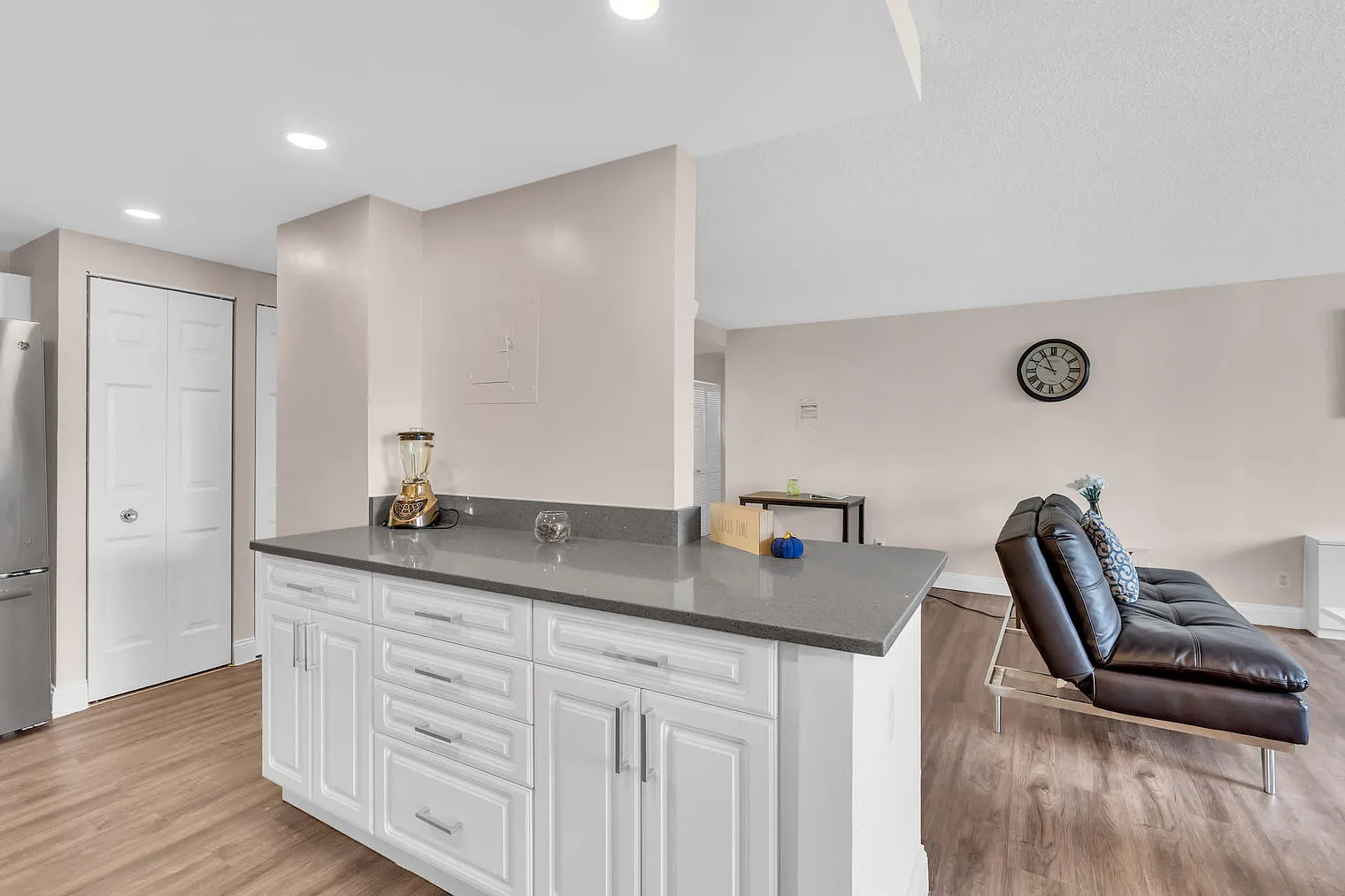 2 bed, 2.0 bath, 1097 sqft, $7,822 — Photo 4