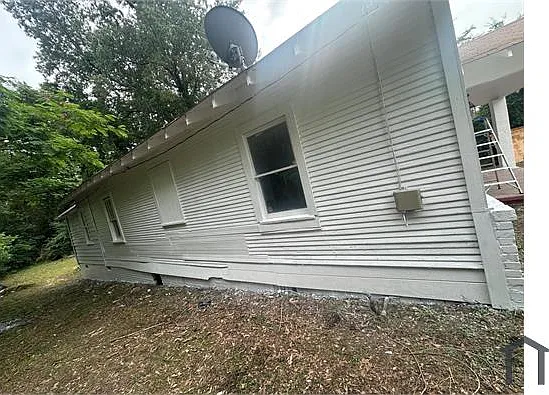 215 Dewitt Ave — Photo 6