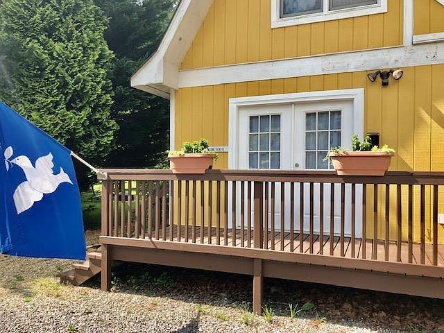 This cute Yellow barn apartment for rent. Front entrance or you have a side entrance across from firepit.