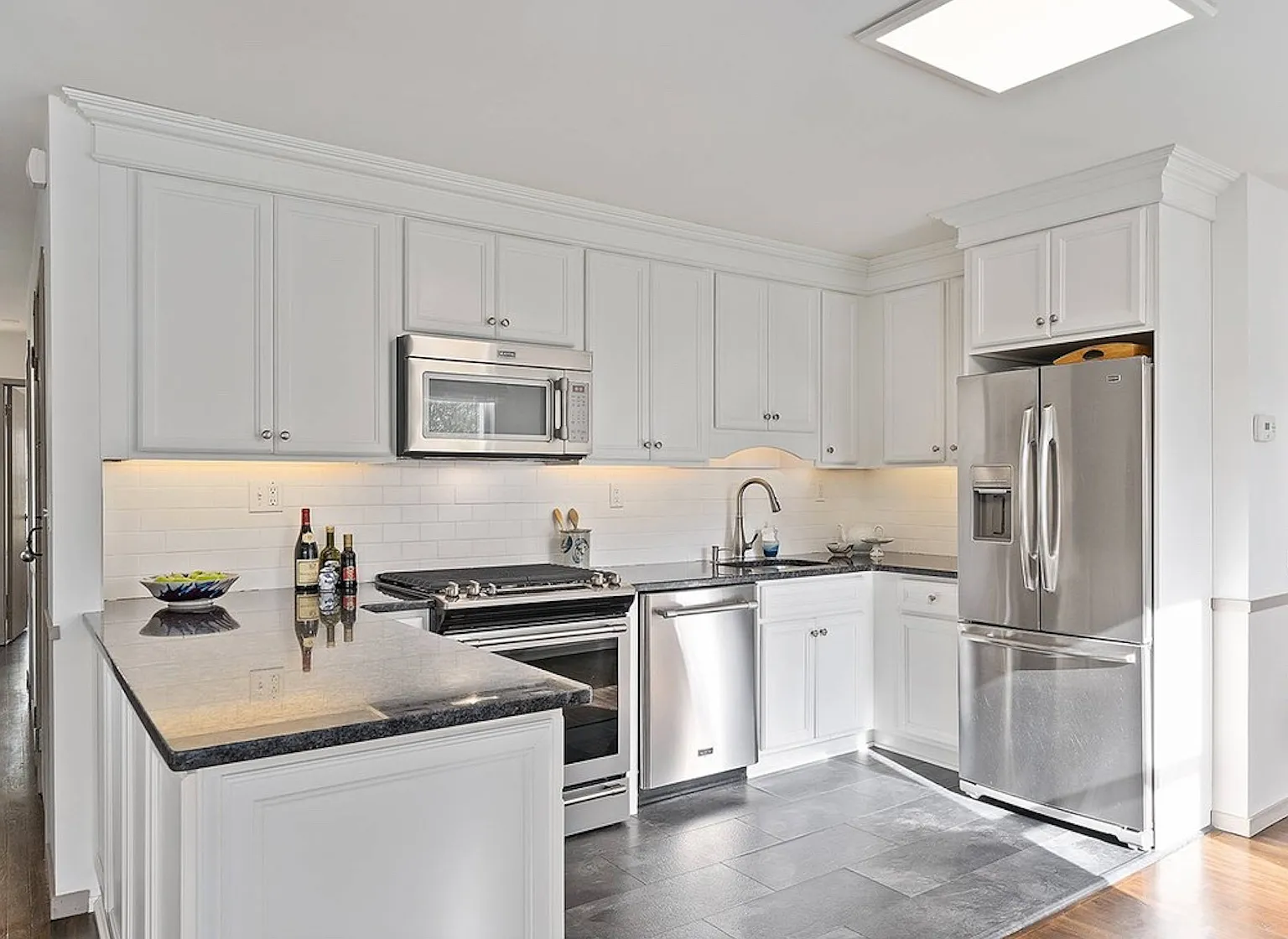 Private East Hampton Getaway - Spacious with Heated Pool — Photo 4