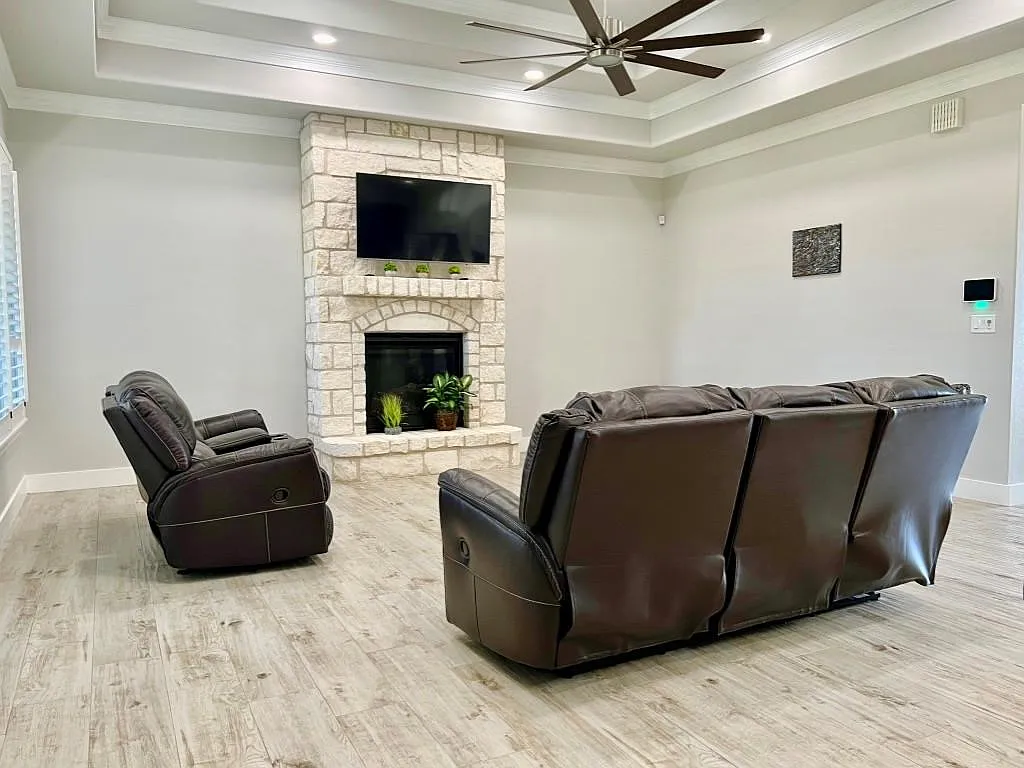 4 bed, 3.0 bath, 2637 sqft, $3,800 — Photo 3