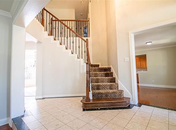 3rd image of 713 Post Oak Dr