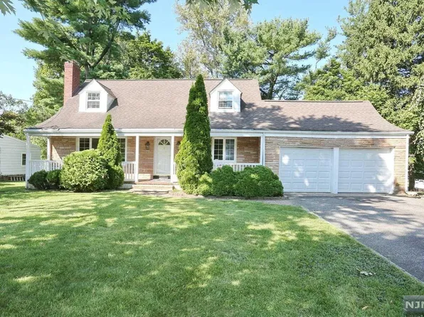 2 Pine Dr, Bergenfield, NJ 07621