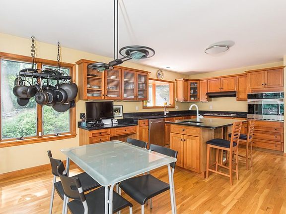 5th image of 40 Hillair Cir