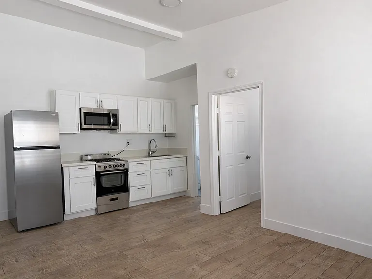 450 S Benton — Photo 4