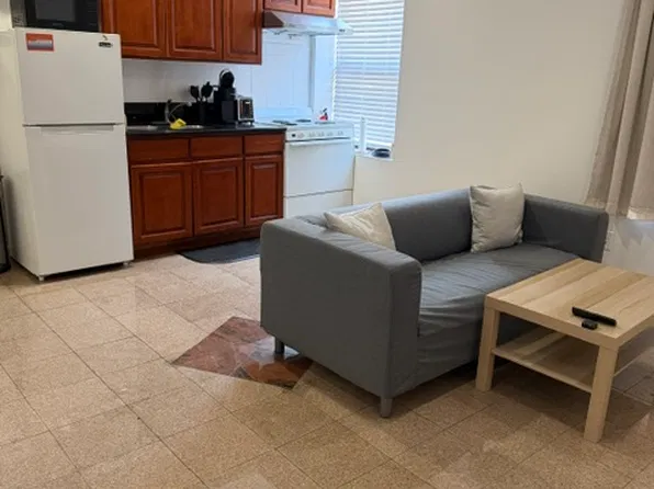 1217 Race St APT 3, Philadelphia, PA 19107