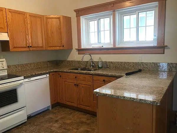 36 Wellington St N — Photo 6