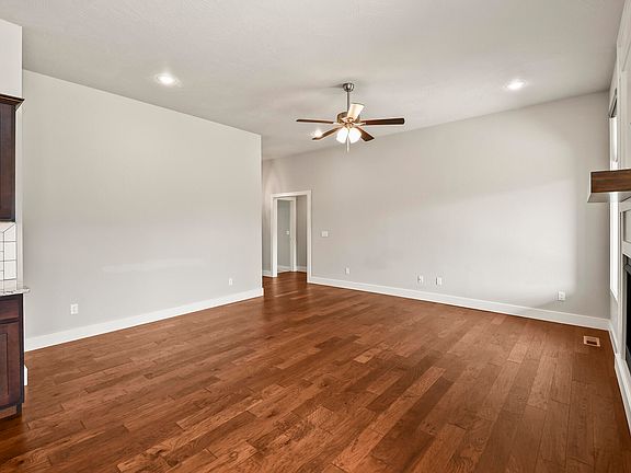 5th image of 714 N Fox Hill Circle