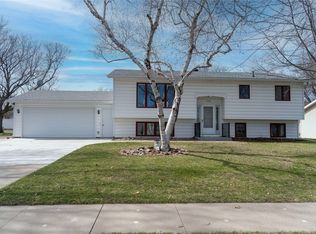 201 E 15th St, Pella, IA 50219