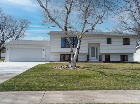 201 E 15th St, Pella, IA 50219