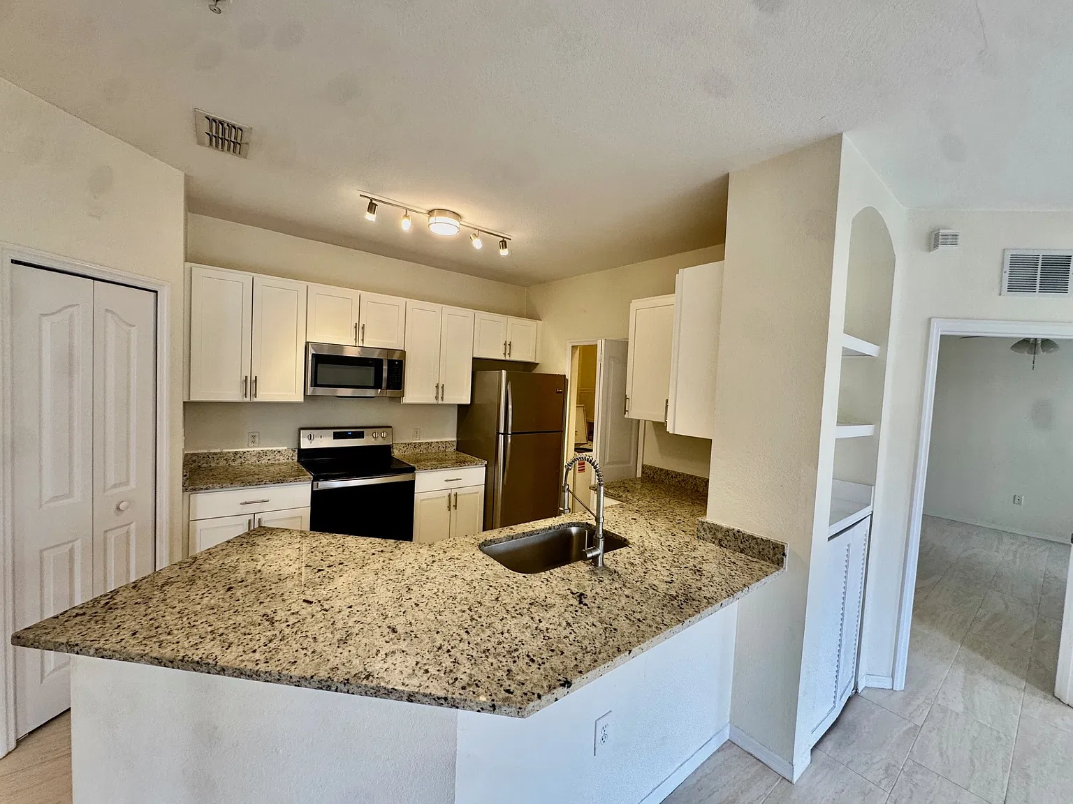 2 bed, 1127 sqft, $1,900 — Photo 3