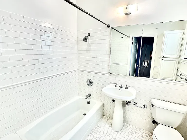 2280 Pacific Avenue Apartments — Photo 12