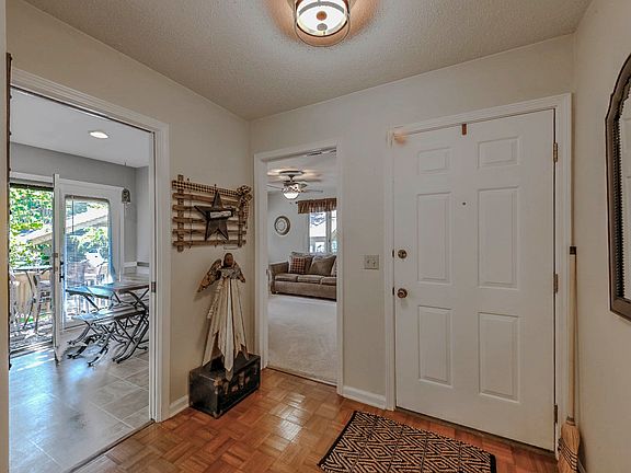 5th image of 204 N Scarlet Oak Ln