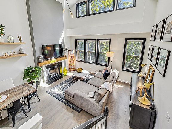 5th image of 1344 N Wolcott Ave #3