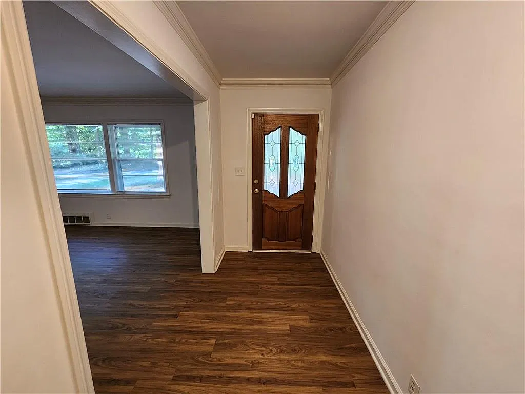 3 bed, 2.0 bath, 2535 sqft, $2,595 — Photo 2