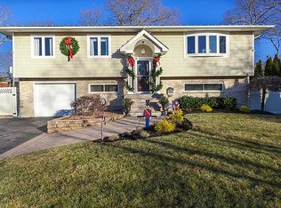 17 Seaver Ln, Smithtown, NY 11787