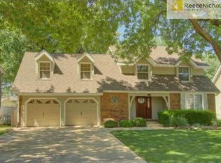 1126 E Sleepy Hollow Dr, Olathe, KS 66062