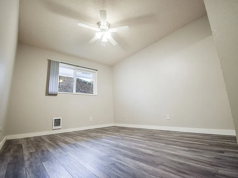 Vista Hills Apartments — Photo 15