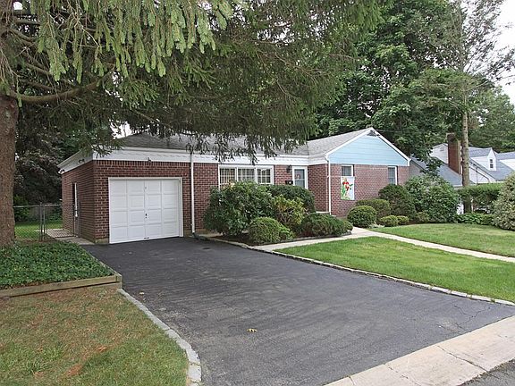 2nd image of 32 Acorn Dr