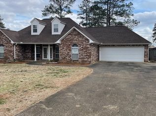 211 Greenview Dr, Forest, MS 39074