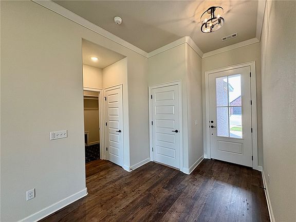 5th image of 1808 Farmer St