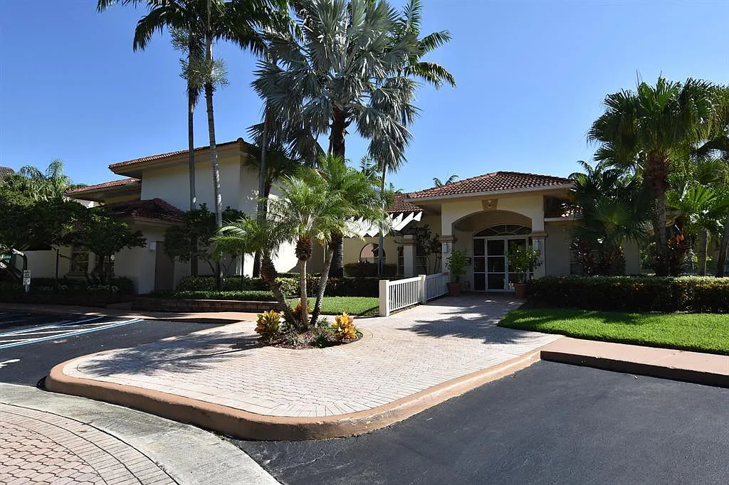 2 bed, 1.0 bath, 850 sqft, $1,900 — Photo 2