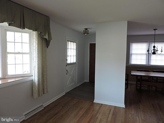 3rd image of 21 Sheffield Manor Dr