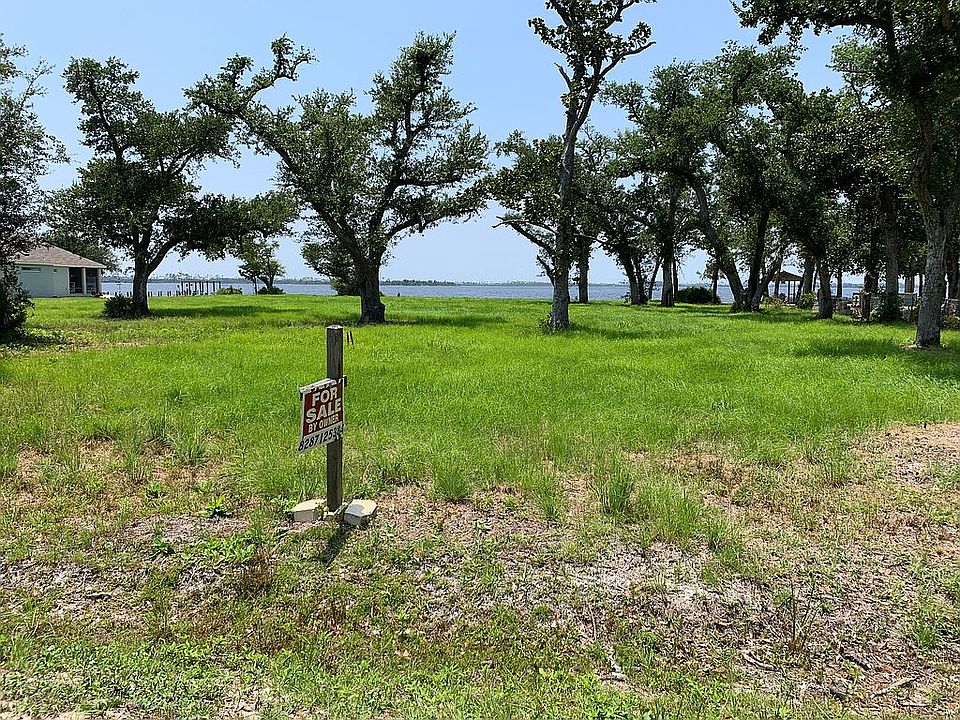Dry deep lot with Oaks 