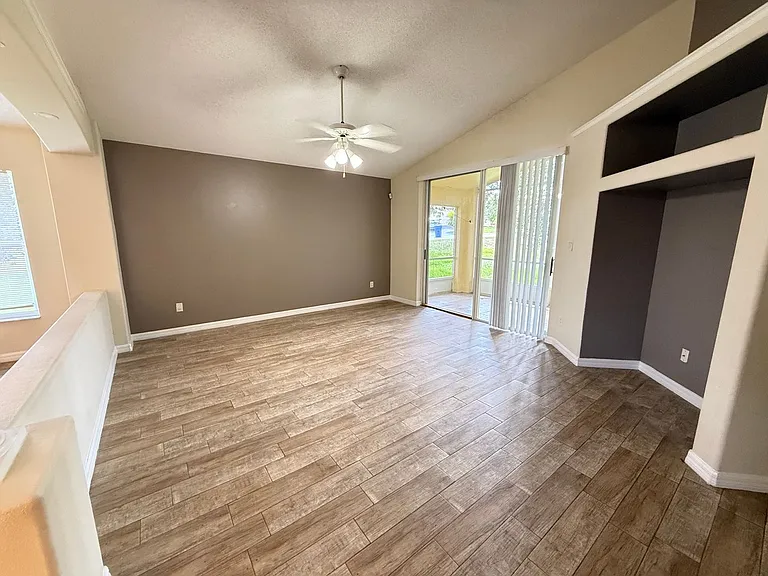 1221 Singleton Cir — Photo 7