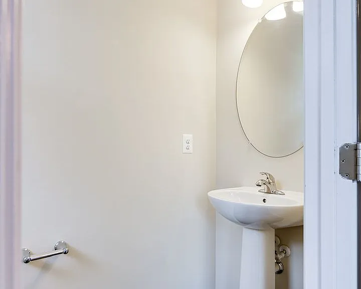 833 Jarrett Ln — Photo 8