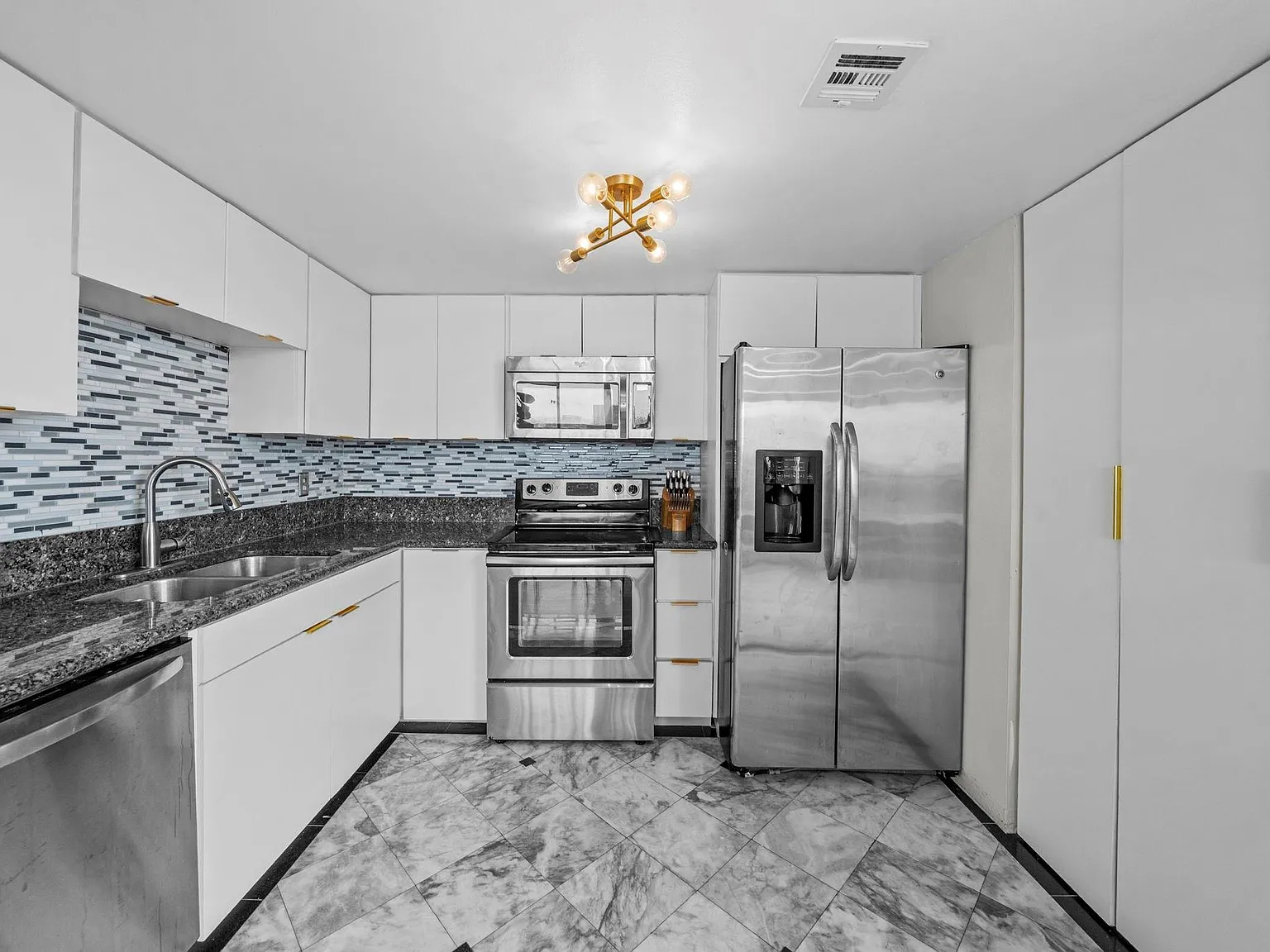 2 bed, 2.0 bath, 1145 sqft, $2,600 — Photo 3