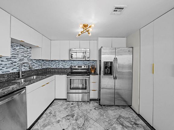 3rd image of 2016 Main St APT 2302