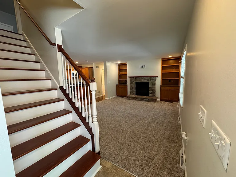 2094 Fieldcrest Dr — Photo 2