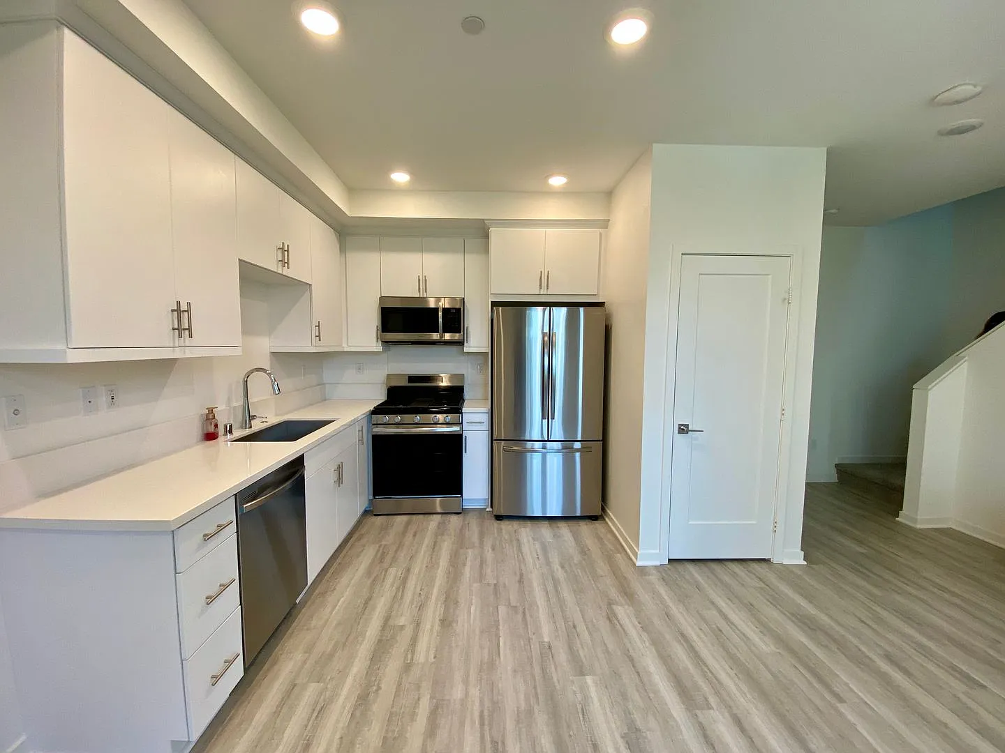 Modern 2 Story 1-Bedroom, 1.5-Bath Townhouse in Covina — Photo 4