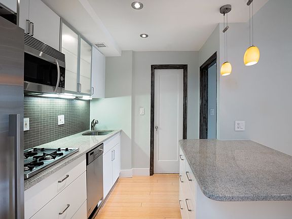 4th image of 22 Irving Pl APT 5C