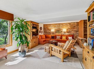211 E Hughes Cir, Des Moines, IA 50315