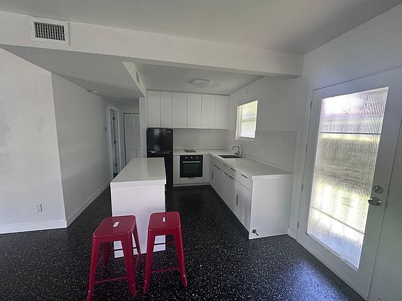 kitchen showing access to door's backyard