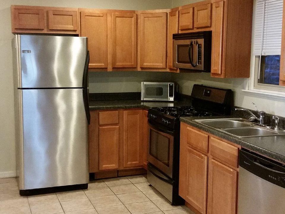 1st image of 1525 N Artesian Ave #1