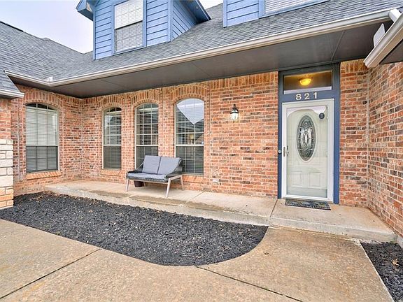 3rd image of 821 Justin Dr