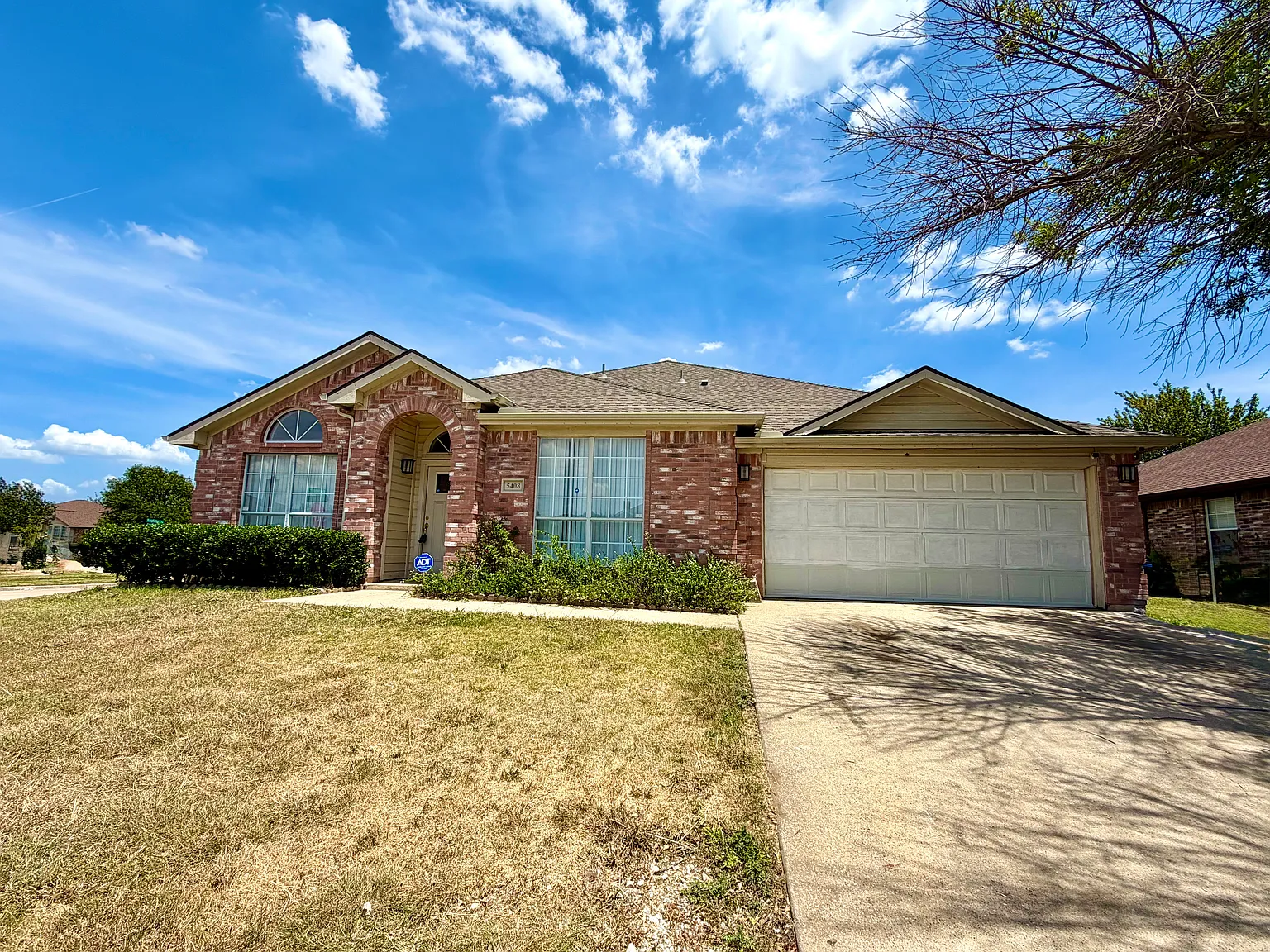 4 bed, 2389 sqft, $2,800 — Photo 2