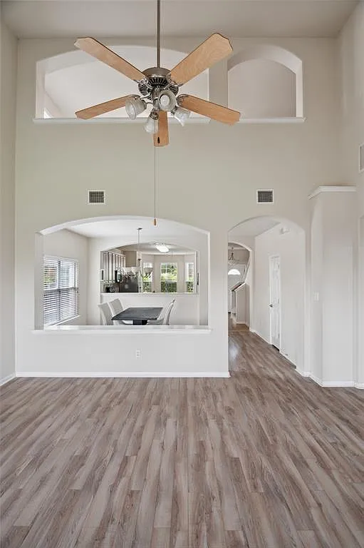 4 bed, 2.5 bath, 2660 sqft, $2,400 — Photo 4