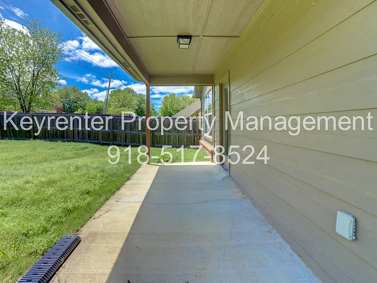 1911 W Canton Pl — Photo 29