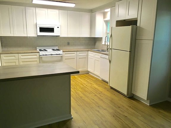 Kitchen with Island 